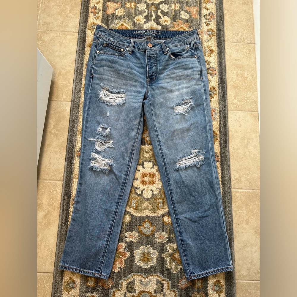 Women’s American eagle size 8 boy crop jeans distressed medium wash crop denim